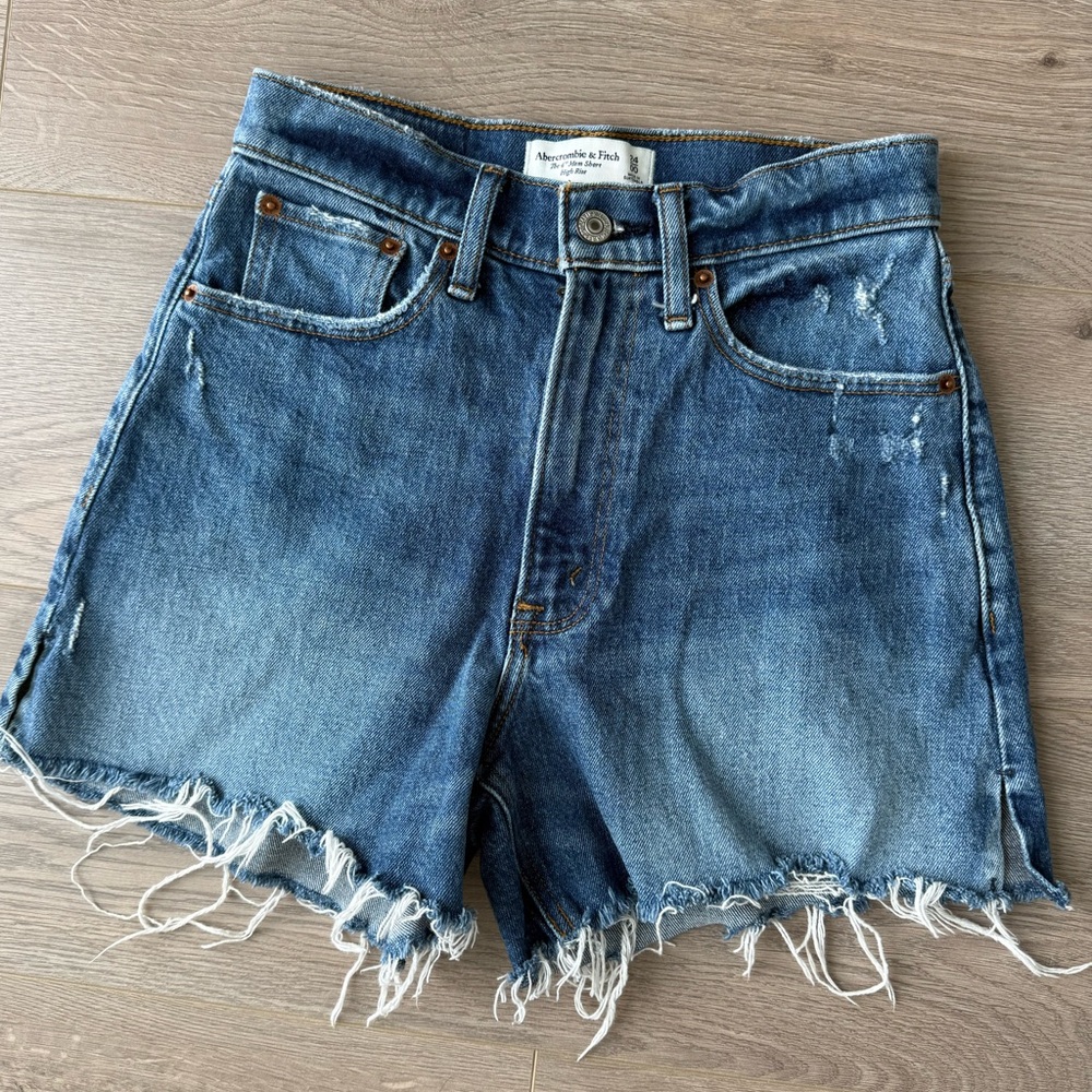 Abercrombie & Fitch Curve Love 4” Mom Short High Rise